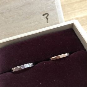 【ichi(イチ)の口コミ】 デザインは槌目にしました。
シンプルですが、職人さんの丁寧な技術を感じ…