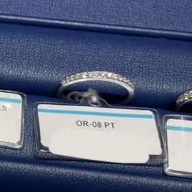 【銀座ダイヤモンドシライシの口コミ】 エタニティのデザインにひかれており、色々試した結果指が綺麗に見えダイ…