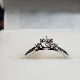 【俄(にわか)の口コミ】 ダイアモンドを包む丸みのある形と横から見た時のお花のような形にひかれ…