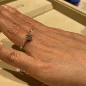 【和光ブライダルブティックギンザの口コミ】 デザインが特徴的です。中央の一粒ダイヤモンドの周りをメレダイヤモンド…