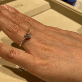 【和光ブライダルブティックギンザ】の口コミ デザインが特徴的です。中央の一粒ダイヤモンドの周りをメレダイヤモンドが...