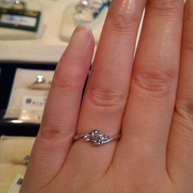 【ブルーリバー(BLUERIVER)】の口コミ 婚約指輪にあまり高い費用をかけられないため、石の大きさにはこだわらず小...