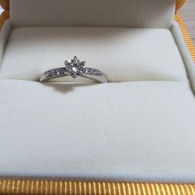 【ケイウノ ブライダル(K.UNO BRIDAL)の口コミ】 ダイヤモンドが中心に輝くデザインにしました。とてもキラキラしていて、…