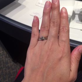 【銀座ダイヤモンドシライシの口コミ】 婚約指輪をこちらのお店で購入しましたが、
結婚指輪もセットリングとして…