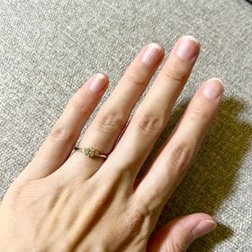 【LOVE NOTES】の口コミ ウェーブがかかっていて、中央のダイヤだけでなく左右にも小さいダイヤが付...