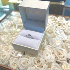 【アネリディギンザ(ANELLI DI GINZA)の口コミ】 ダイヤモンドの横に小さなブルーダイヤが付いており、実際に指にはめると…