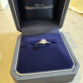 【銀座ダイヤモンドシライシの口コミ】 指輪の形がV字となっており、つけた時に指が細く見える効果があります。
…