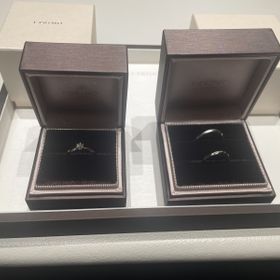 【アイプリモ(I-PRIMO)の口コミ】 指が長く見えるのが素敵なポイントです。結婚指輪は両方ともウェーブが掛…