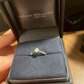 【ラザール ダイヤモンド(LAZARE DIAMOND)の口コミ】 婚約指輪は、立体感を求めました。
使いやすく、かつ立体感があって飾って…