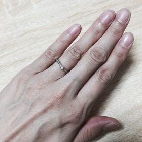 【ケイウノ ブライダル(K.UNO BRIDAL)の口コミ】 一周ミル打ちがほどこされており、小さな粒の様なプラチナが煌めいて見え…