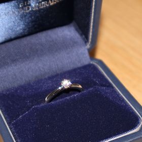 【銀座ダイヤモンドシライシの口コミ】 程よいリングの太さ、横から見ても王道の綺麗な形が良くて、このデザイン…