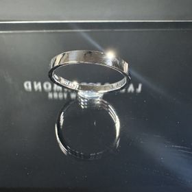 【ラザール ダイヤモンド(LAZARE DIAMOND)の口コミ】 シンプルで、重量感のある鍛造技術を使用した指輪。
R面は角ばっており、…