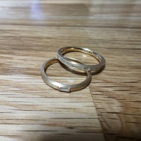 【Love Bond(ラブボンド)】の口コミ ダイヤが四角いカットなのがお気に入りです。
色味もイエローゴールドの落...