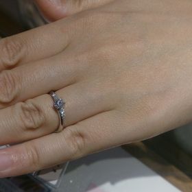 【銀座ダイヤモンドシライシの口コミ】 元々メレというデザインの指輪を探していました。ダイヤモンドももちろん…