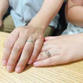 【出雲結(いずもゆい)の口コミ】 指輪のデザインは初めて見た時からダイヤが真ん中でピンクゴールドに囲ま…