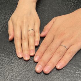 【俄(にわか)の口コミ】 シンプルで正面から見るとダイヤの主張は控えめですが、リングに巻きつく…