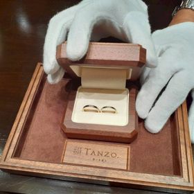 【TANZO.(鍛造指輪)の口コミ】 プラチナの甲丸をベースに、TANZO.オリジナルのグリーンゴールドのside mi…