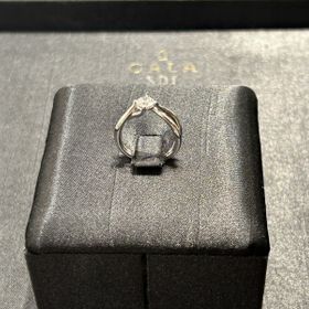 【GALA JEWELRY(ガラジュエリー)の口コミ】 ダイアモンドの形を象徴するような、4点留めのリング。
横から見るとダイ…