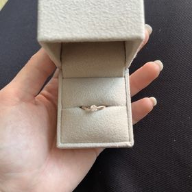 【mina.jewelry(ミナジュエリー)の口コミ】 ダイヤのカットが綺麗で、ダイヤ部分にむけた絞りが気に入りました。婚約…