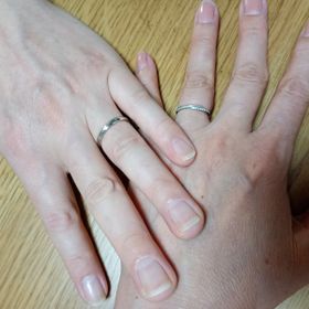 【TOWA(永遠)の口コミ】 とてもキラキラしていて気分が上がります。普通のノーマルな結婚指輪とい…