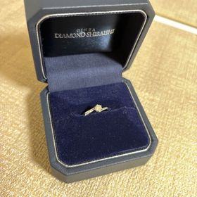 【銀座ダイヤモンドシライシの口コミ】 リングが細めでねじれがあるため、細めで指の長い女性におすすめ。実際に…