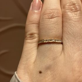 【ケイウノ ブライダル(K.UNO BRIDAL)の口コミ】 ハーフエタニティのデザイン。とてもキラキラしていて可愛いです。
両端は…