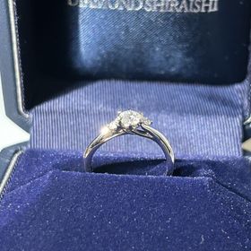 【銀座ダイヤモンドシライシの口コミ】 横から見た時もお花を連想するデザインでとても気に入りました。少しカー…