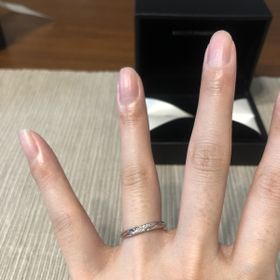 【エクセルコダイヤモンド(EXELCO DIAMOND)の口コミ】 指輪の色や細さなどはオーソドックスで一見シンプルなデザインですが、ウ…