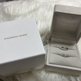 【MAGNOLIA WHITE JEWELRY(マグノリアホワイトジュエリー)】の口コミ つけ心地がよくダイヤモンドの輝きもとても素敵でした。
シンプルだけど華...