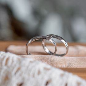 【Cayof(カヨフ)の口コミ】 結婚指輪は鎚目と飾りなしを半分半分にしてもらい、洋服に合わせて向きを…