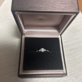 【アイプリモ(I-PRIMO)の口コミ】 真ん中のダイヤの両隣にダイヤがあり、シンプルなデザインだけど華やかさ…