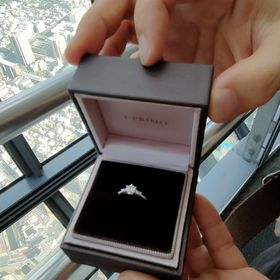 【アイプリモ(I-PRIMO)の口コミ】 実際のダイヤモンドをケースから出してもらって輝きや大きさを比べたり、…