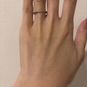 【銀座ダイヤモンドシライシの口コミ】 斜めにダイヤモンドが並んでいて仰々しくなく、上品な印象があります。価…