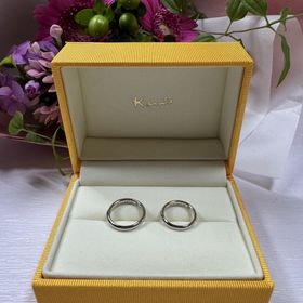 【ケイウノ ブライダル(K.UNO BRIDAL)の口コミ】 結婚指輪は毎日身に付けるものなので、シンプルでありながら宝石があしら…