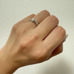 【ラザール ダイヤモンド(LAZARE DIAMOND)の口コミ】 「 永遠に続く愛 」を表現しているようです。
上下から波打つようなデザイ…