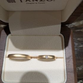 【TANZO.(鍛造指輪)の口コミ】 表面加工が様々な種類があり、粗めとピカピカにするので迷っていました。…