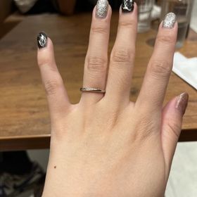 【アイプリモ(I-PRIMO)の口コミ】 細いデザインなので、指が綺麗に見えるし、ストーンがななめについている…