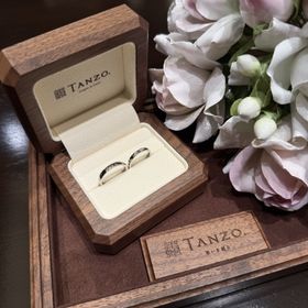 【TANZO.(鍛造指輪)の口コミ】 特に槌目が綺麗で、かっこよくて、ほぼ一目惚れでした。妻は、槌目にダイ…