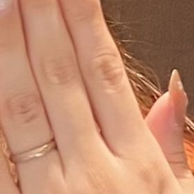 【NEUSPUR(ノイシュプール)の口コミ】 シンプルで肌馴染みがよくどんな場面でも使いやすいデザインです。。
シン…