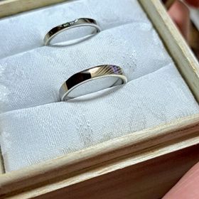 【杢目金屋(もくめがねや)の口コミ】 自分たちの唯一無二の木目を作ってもらえて、女性用のほうはダイヤを埋め…