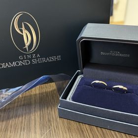 【銀座ダイヤモンドシライシの口コミ】 ウェーブ部分のマット加工、ダイヤモンドの光彩、誕生石とオリジナルの文…