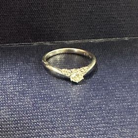 【モニッケンダム(MONNICKENDAM)の口コミ】 V字のラインで指が細く綺麗に見えると思います。
また、他のデザインと比…