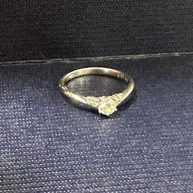 【モニッケンダム(MONNICKENDAM)】の口コミ V字のラインで指が細く綺麗に見えると思います。
また、他のデザインと比...