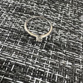 【銀座ダイヤモンドシライシの口コミ】 結婚指輪にも合わせやすくするため、比較的シンプルなデザインを採用しま…