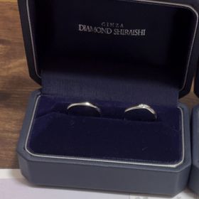 【銀座ダイヤモンドシライシの口コミ】 【指輪のデザイン】
とにかくシンプルで着け心地がいい。違和感が全くない…