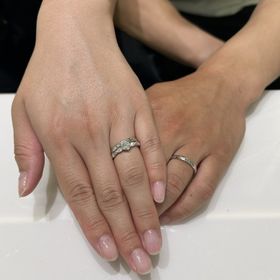【DIAMOND DOT LAB(ダイアモンド ドット ラボ)の口コミ】 彼にプレゼントして貰った婚約指輪とのセットがあり、色のついた石や、誕…