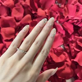 【ラザール ダイヤモンド(LAZARE DIAMOND)の口コミ】 キュッとなってるタイプが良く、こちらにしました♡将来もつけたいため、デ…