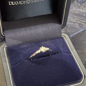 【銀座ダイヤモンドシライシの口コミ】 ウェーブデザインで小さなダイヤが中央に散りばめられているのでとにかく…