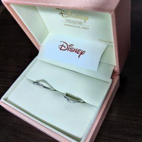 【ケイウノ ブライダル(K.UNO BRIDAL)の口コミ】 指輪のデザインはシンプルであり、特徴的なウェーブがおしゃれ感を演出し…