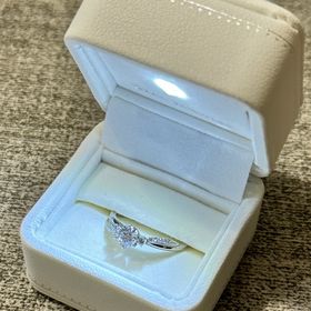 【STAR JEWELRY(スタージュエリー)】の口コミ 真ん中に輝くダイヤと、斜めのライン上に小さなダイヤが配置されている構図...